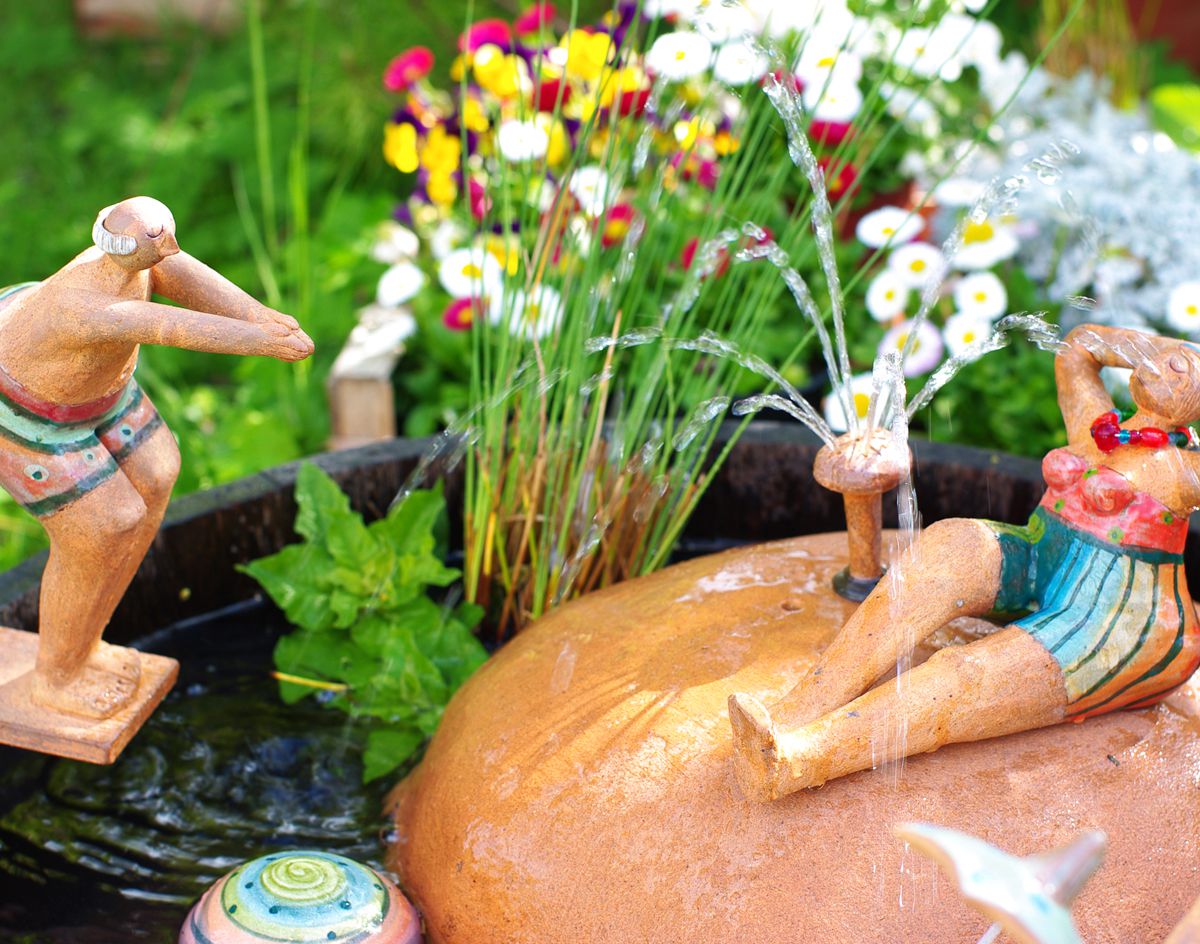 Brunnen Figure am Sprungbett und Stein